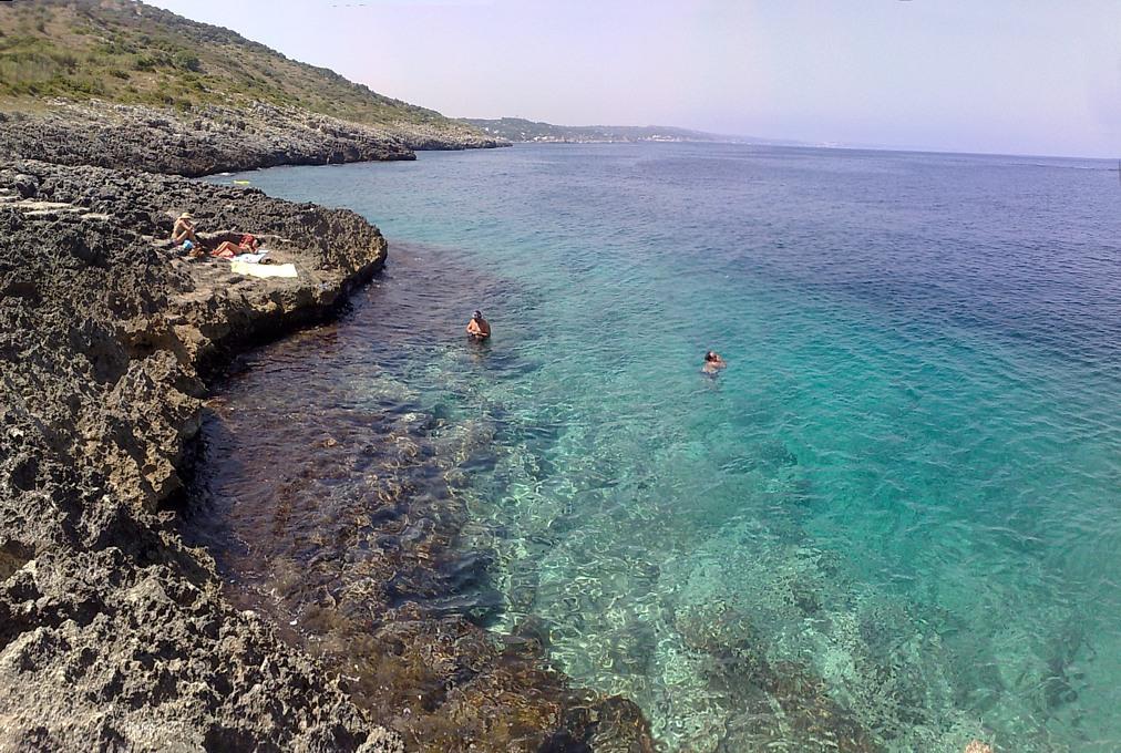 Accesso al mare roccioso 2 km